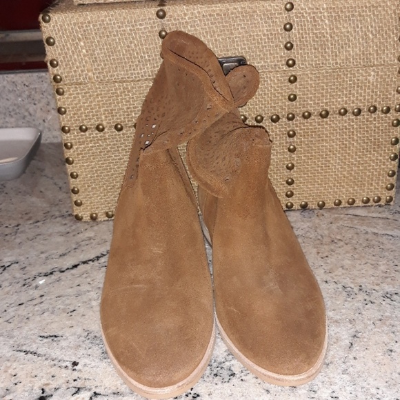 New Micheal Kors Camel color Suede Ankle boots - Picture 3 of 8